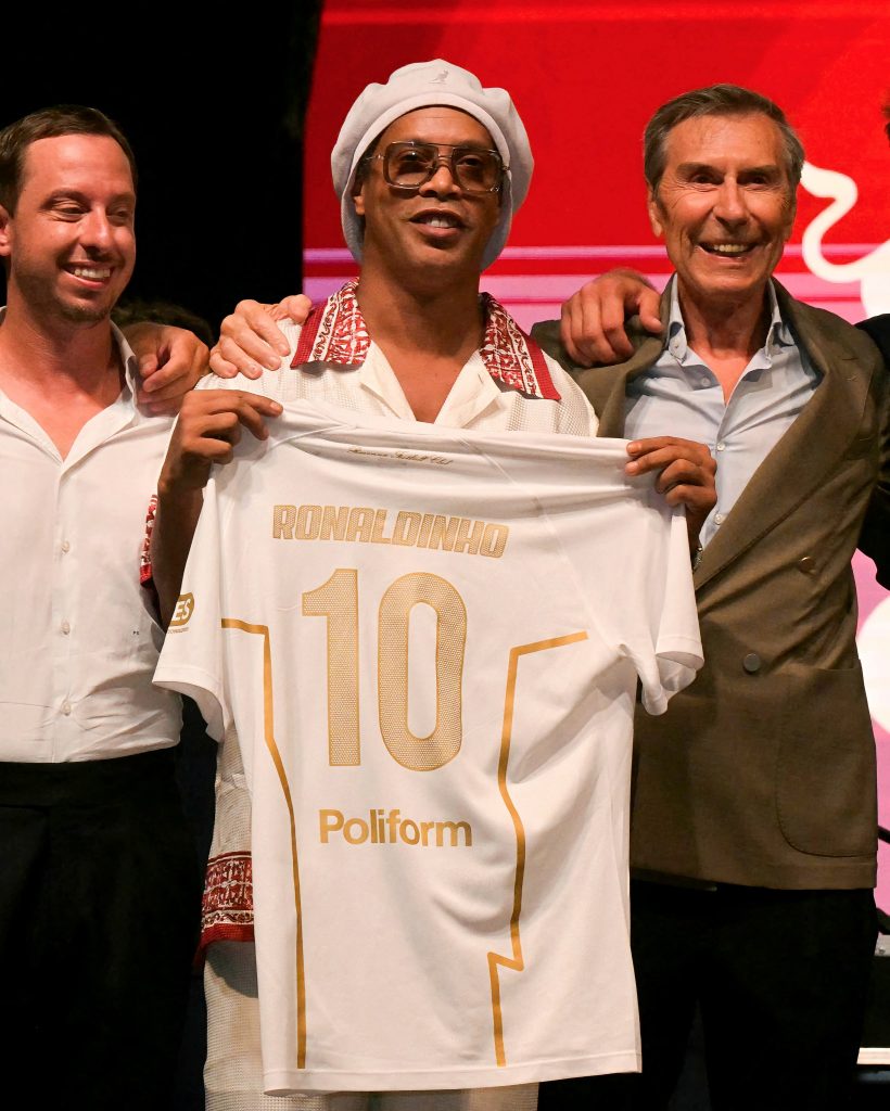 Ronaldinho Is Back! 🇧🇷